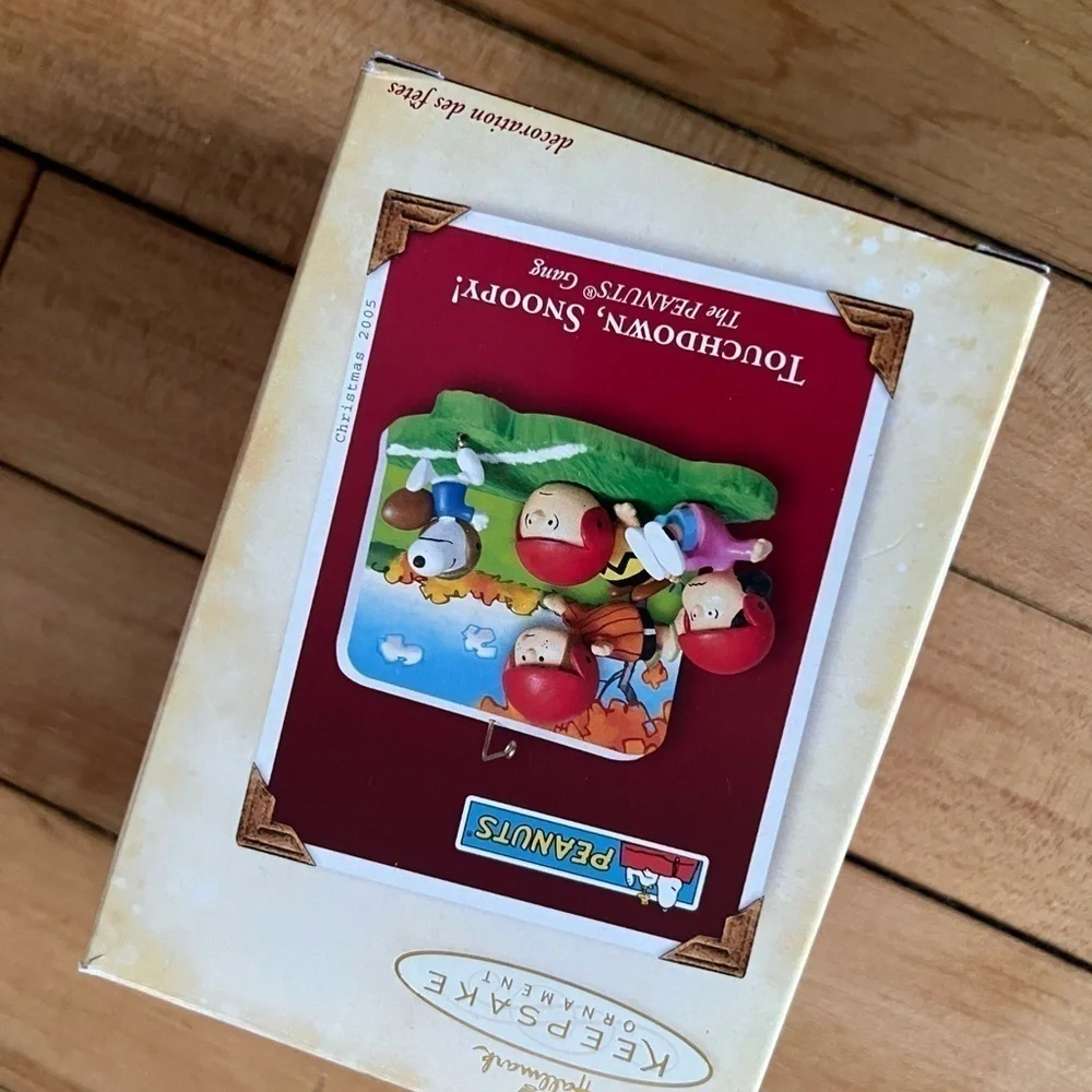 Hallmark Keepsake Touchdown Snoopy Christmas‎ Tree Ornament Peanuts Gang 2005